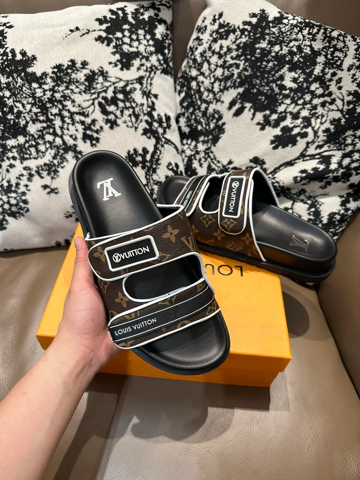 Men's shoes 💰360💰 LV flip flops, cowhide surface, sheepskin lining, size 36-46